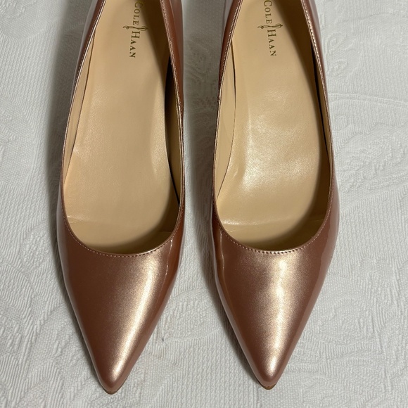 CHAMPAGNE COLOURED WOMEN'S PATENT LEATHER COLE HAAN KITTEN HEELS SIZE 9B - Picture 5 of 5